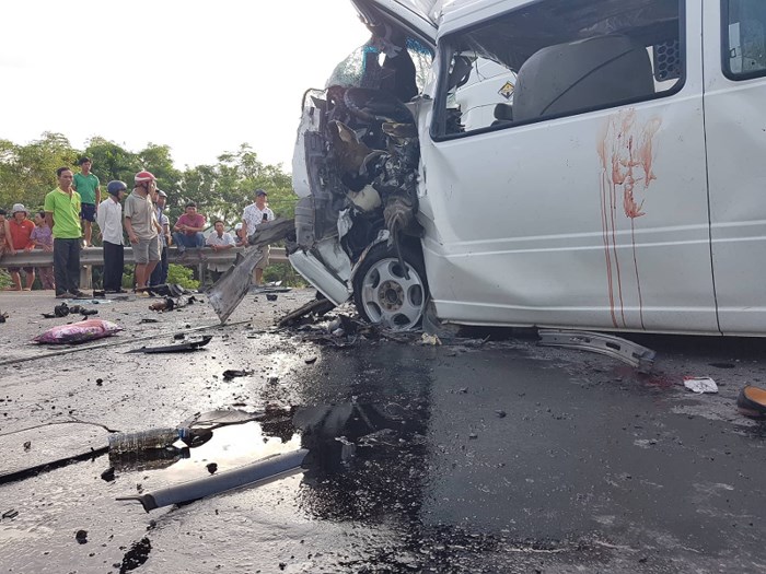 Tai nạn giao thông đặc biệt nghiêm trọng trên Quốc lộ 1, đoạn qua Quảng Nam làm 13 người chết và 04 người bị thương ( Thời sự trưa 30/7/2018)